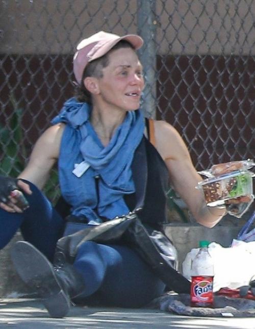 Она была моделью и женой известного актера: теперь она бездомная и питается едой из мусорных баков. 03