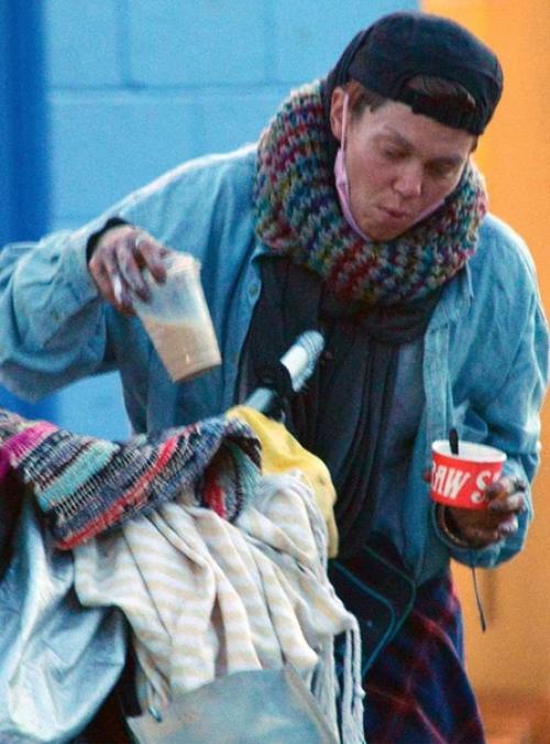 Она была моделью и женой известного актера: теперь она бездомная и питается едой из мусорных баков. 01