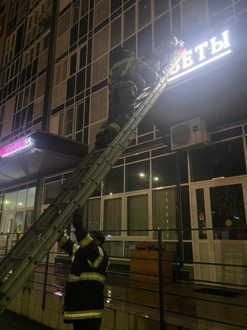 В Люберцах эвакуировали фитнес - центр: жителей близлежащих домов попросили не подходить к окнам. 08