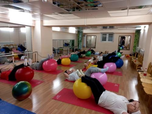 В рамках регионального проекта Ямальское Долголетие в детском саду Мальвина продолжаются занятия по фитнесу с элементами йоги. 03