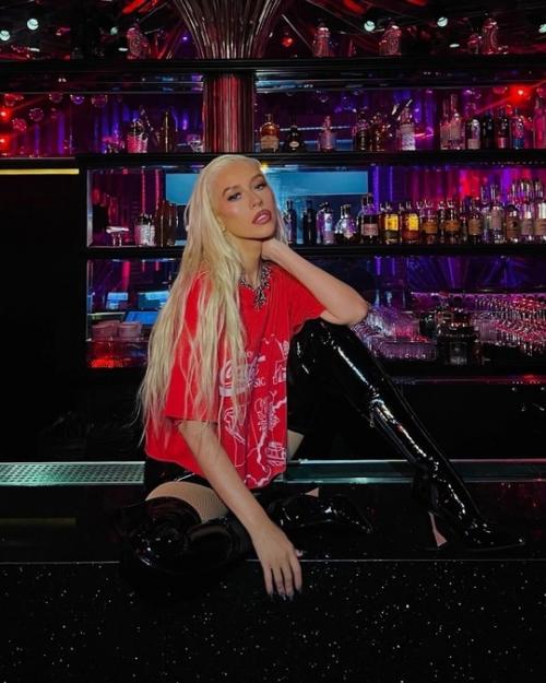 43-Летняя Кристина агилера шокировала поклонников стремительным похудением. 01