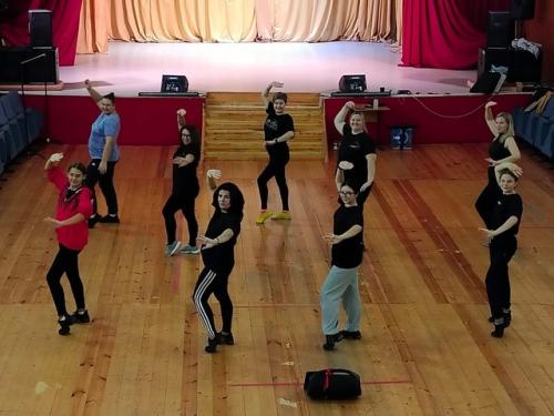 25 октября в доме культуры Юбилейный под руководством балетмейстера Ирины беловой прошел открытый урок по фитнесу зумба. 01