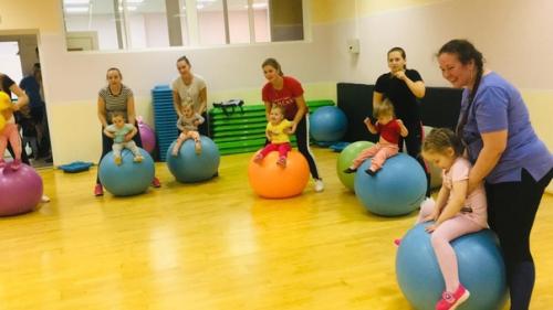 29 ноября зал аэробики фок Факел встречал маленьких детей с мамами на спортивно - развлекательной программе фитнес вместе с мамой. 08