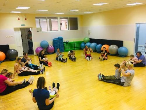 29 ноября зал аэробики фок Факел встречал маленьких детей с мамами на спортивно - развлекательной программе фитнес вместе с мамой. 06