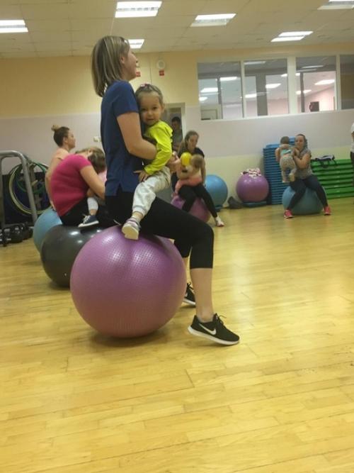 29 ноября зал аэробики фок Факел встречал маленьких детей с мамами на спортивно - развлекательной программе фитнес вместе с мамой. 07