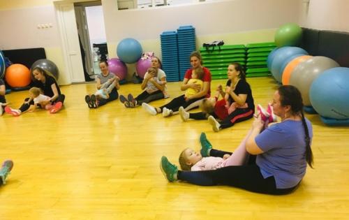 29 ноября зал аэробики фок Факел встречал маленьких детей с мамами на спортивно - развлекательной программе фитнес вместе с мамой. 01