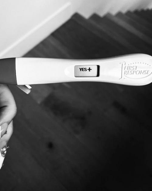 Актриса Меган Фокс и музыкант Machine Gun Kelly ожидают появления первенца. 01