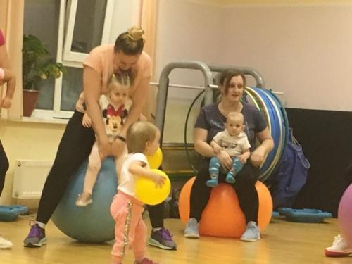 29 ноября зал аэробики фок Факел встречал маленьких детей с мамами на спортивно - развлекательной программе фитнес вместе с мамой. 04