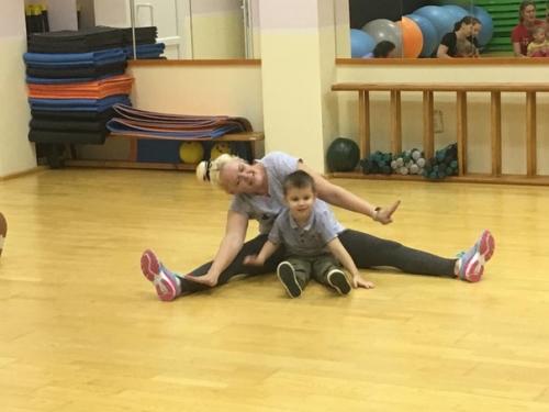 29 ноября зал аэробики фок Факел встречал маленьких детей с мамами на спортивно - развлекательной программе фитнес вместе с мамой. 02