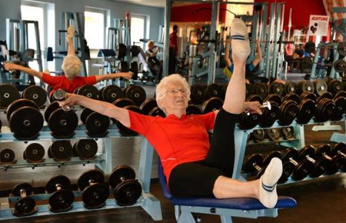 91-Летняя Джоанна каас завоевала 11 медалей среди пожилых спортсменов и радует публику своими потрясающими выступлениями. 01