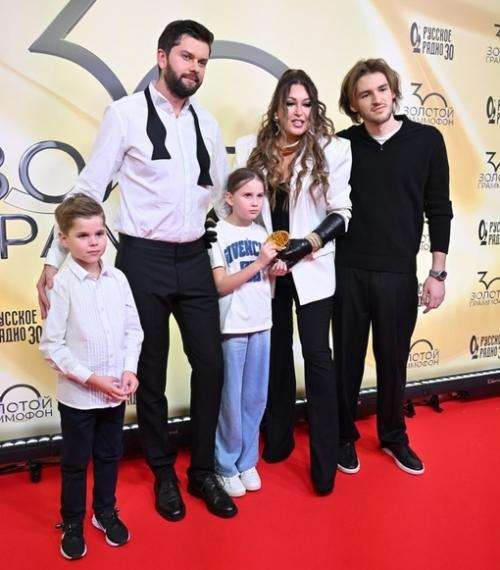 Ирина Дубцова впервые вышла в свет с новым возлюбленным - предпринимателем Иваном Петренко. 02