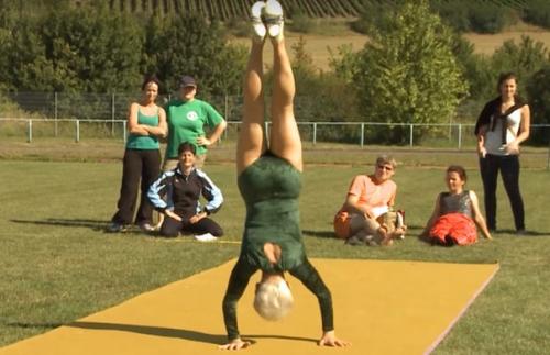 91-Летняя Джоанна каас завоевала 11 медалей среди пожилых спортсменов и радует публику своими потрясающими выступлениями. 02