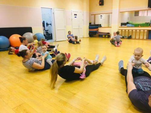 29 ноября зал аэробики фок Факел встречал маленьких детей с мамами на спортивно - развлекательной программе фитнес вместе с мамой. 05