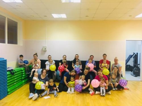 29 ноября зал аэробики фок Факел встречал маленьких детей с мамами на спортивно - развлекательной программе фитнес вместе с мамой. 09