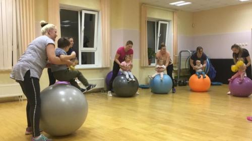 29 ноября зал аэробики фок Факел встречал маленьких детей с мамами на спортивно - развлекательной программе фитнес вместе с мамой. 03