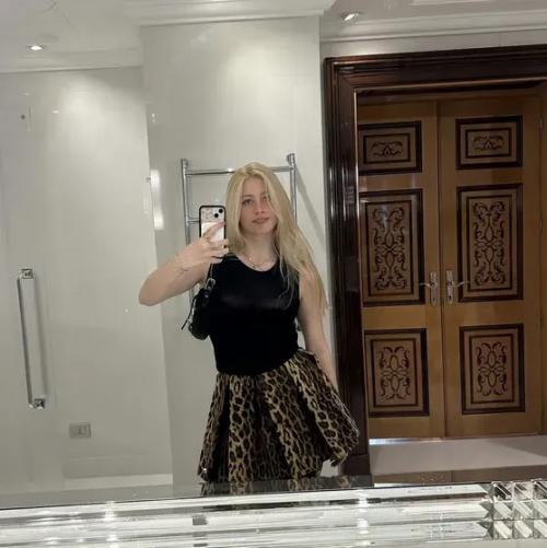 Дочь легендарной модели Клаудии шиффер, Клементина, отмечает свое двадцатилетие. 01