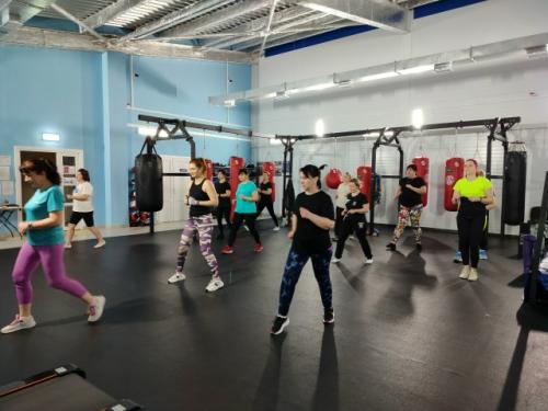 Фитнес - это система физических упражнений, направленная на улучшение физической формы, здоровья и общего самочувствия человека. 
