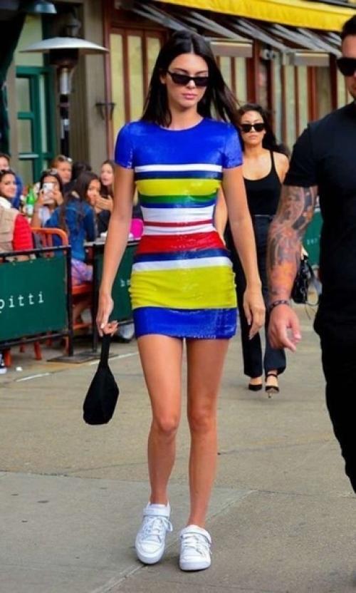 Говорят, о таких ногах как у нее мечтает каждая девушка а ты что скажешь? 03