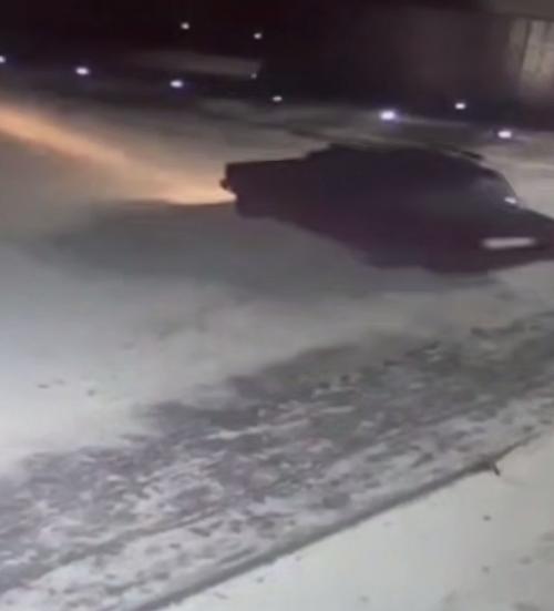 Эпизод 919.  Автомобиль на памятнике.
