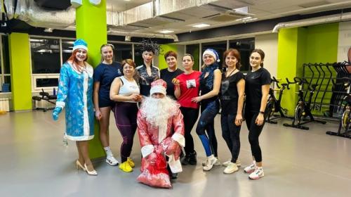 27 декабря в фитнес центре Body Club провели праздник для посетителей клуба, где дед мороз и снегурочка раздавали мандариновое настроение. 01