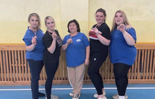 Вечер пятницы в спортивном зале ИДЦ оказался по-настоящему жарким. 01