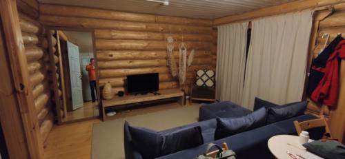 Очень круто жить в лесу, когда вокруг комфорт, а в номере не то, чтобы стены деревянные, даже прикроватные тумбочки из пеньков. 01