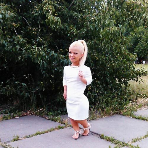 Изюминка девушки - ее маленький рост, который не мешает красотке жить полноценной жизнью. 02