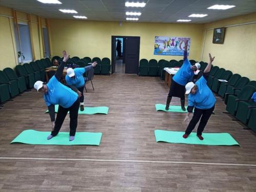 Участники проекта Липецкое Долголетие с удовольствием занимаются в фитнес клубе грация в свишенском доме культуры. 06