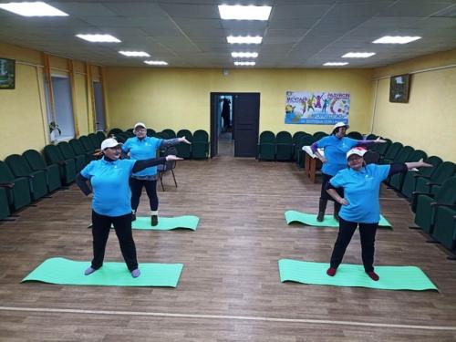 Участники проекта Липецкое Долголетие с удовольствием занимаются в фитнес клубе грация в свишенском доме культуры. 04