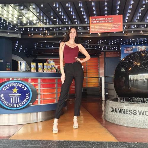 Екатерина Лисина - девушка с обалденными длинными ногами. 02