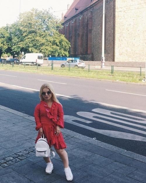 Изюминка девушки - ее маленький рост, который не мешает красотке жить полноценной жизнью. 06