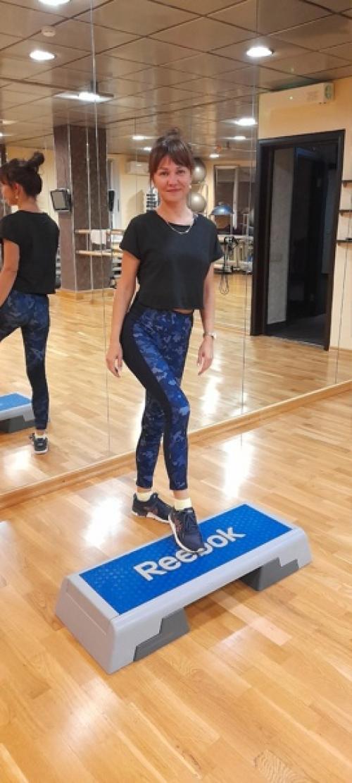 Степ - платформа является по-настоящему универсальным фитнес - оборудованием. 01