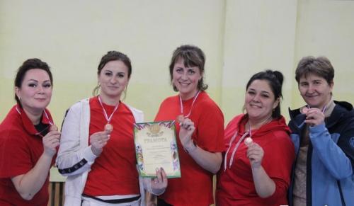 Вечер пятницы в спортивном зале ИДЦ оказался по-настоящему жарким. 03