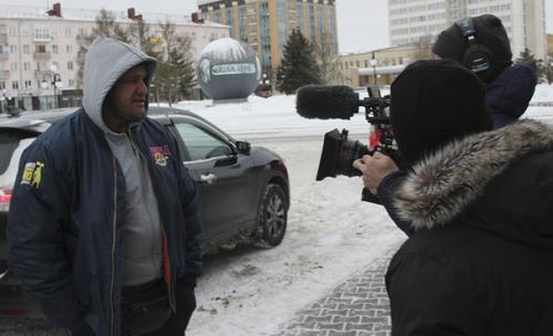 Американцы приехали в Омск, чтобы снять документальный фильм про сибирского силача шивлякова. 01