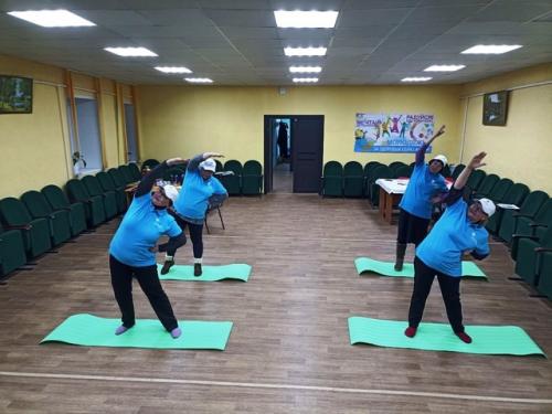 Участники проекта Липецкое Долголетие с удовольствием занимаются в фитнес клубе грация в свишенском доме культуры. 03