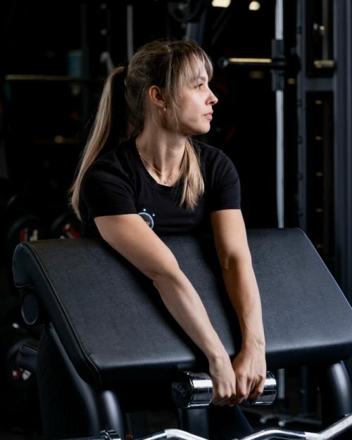 Работа с гантелями простой только на первый взгляд кажется. 01