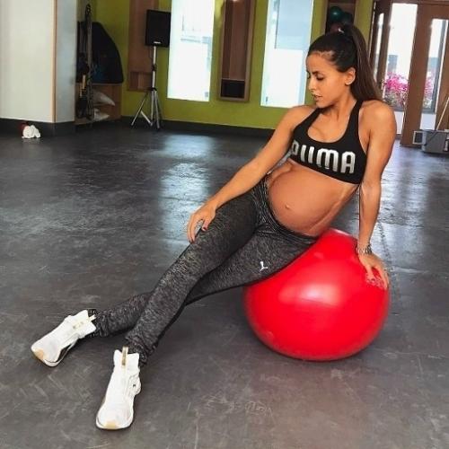 Фотографии фитнес - мамы с кубиками пресса на 9 месяце беременности взорвали сеть. 01