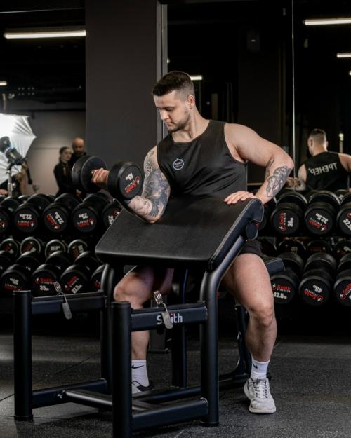 Работа с гантелями простой только на первый взгляд кажется.

