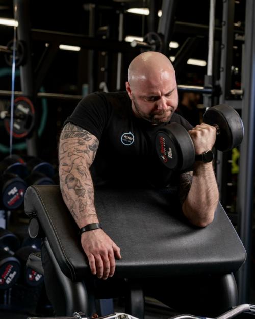 Работа с гантелями простой только на первый взгляд кажется. 02