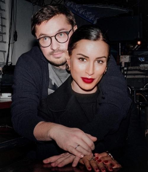 Тина канделаки призналась, что спустя почти 20 лет всё так же влюблена в своего мужа. 02