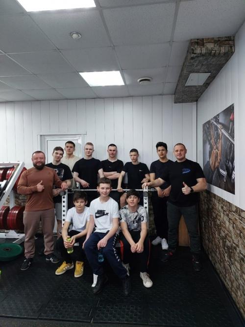 В Малаховке открыл школу жима штанги лежа. 02