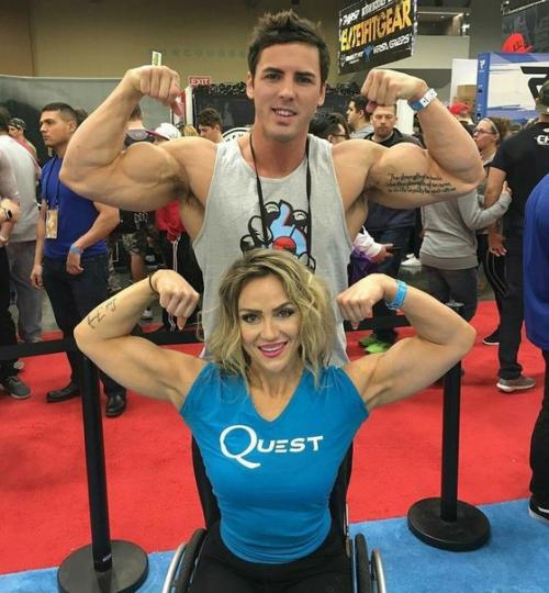 17 лет назад эта девушка попала в аварию и получила травму позвоночника. 01