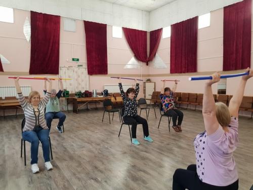 Каждую субботу в нашем доме культуры Зоя Дмитриевна Ушакова проводит фитнес для пожилых людей. 02