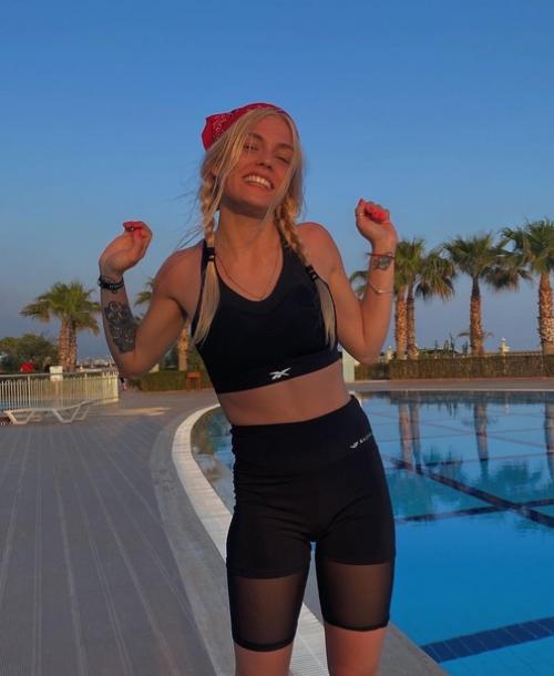 Есть тут у меня олды, кто знает, что когда-то я работала фитнес - инструктором около двух лет? 03