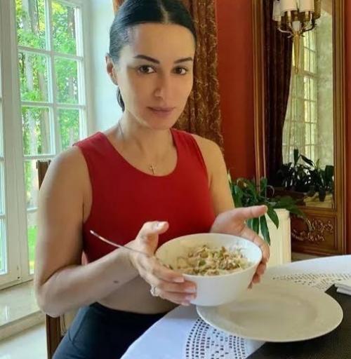 50 Лет, трое детей - и жёсткий режим: откровения тина канделаки. 02