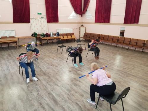 Каждую субботу в нашем доме культуры Зоя Дмитриевна Ушакова проводит фитнес для пожилых людей. 05