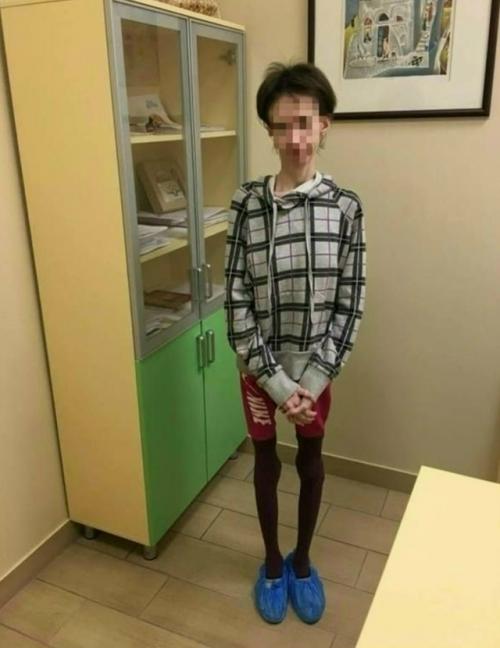 До такого девочку довели.  