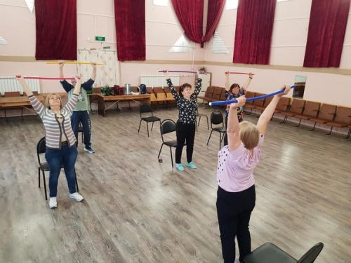 Каждую субботу в нашем доме культуры Зоя Дмитриевна Ушакова проводит фитнес для пожилых людей. 09