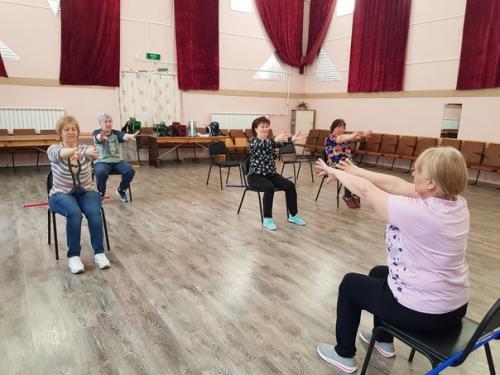 Каждую субботу в нашем доме культуры Зоя Дмитриевна Ушакова проводит фитнес для пожилых людей. 01