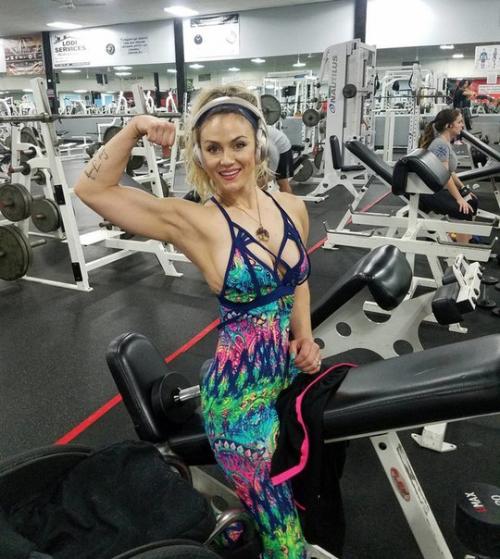 17 лет назад эта девушка попала в аварию и получила травму позвоночника. 03